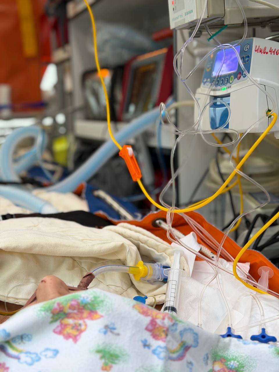 Ребёнка, раненого из-за атаки ВСУ в Хорлах, транспортируют из Крыма в Москву