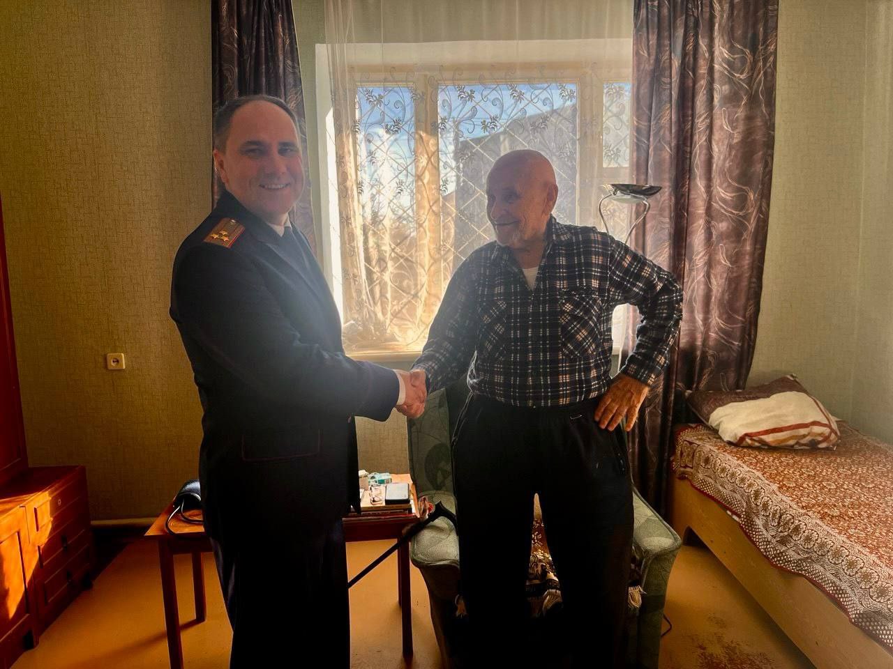 Офицеры СУ СК России по Херсонской области поздравили участников Великой Отечественной войны с новогодними праздниками
