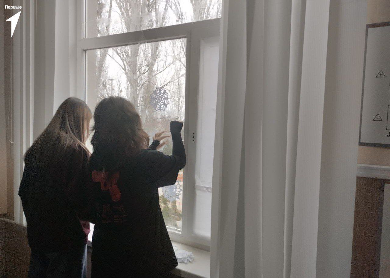 Первые продолжают украшать школы к Новому году