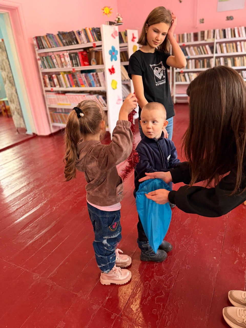 «Сияет ёлочка огнями»: чародей-вечер в Скадовской библиотеке