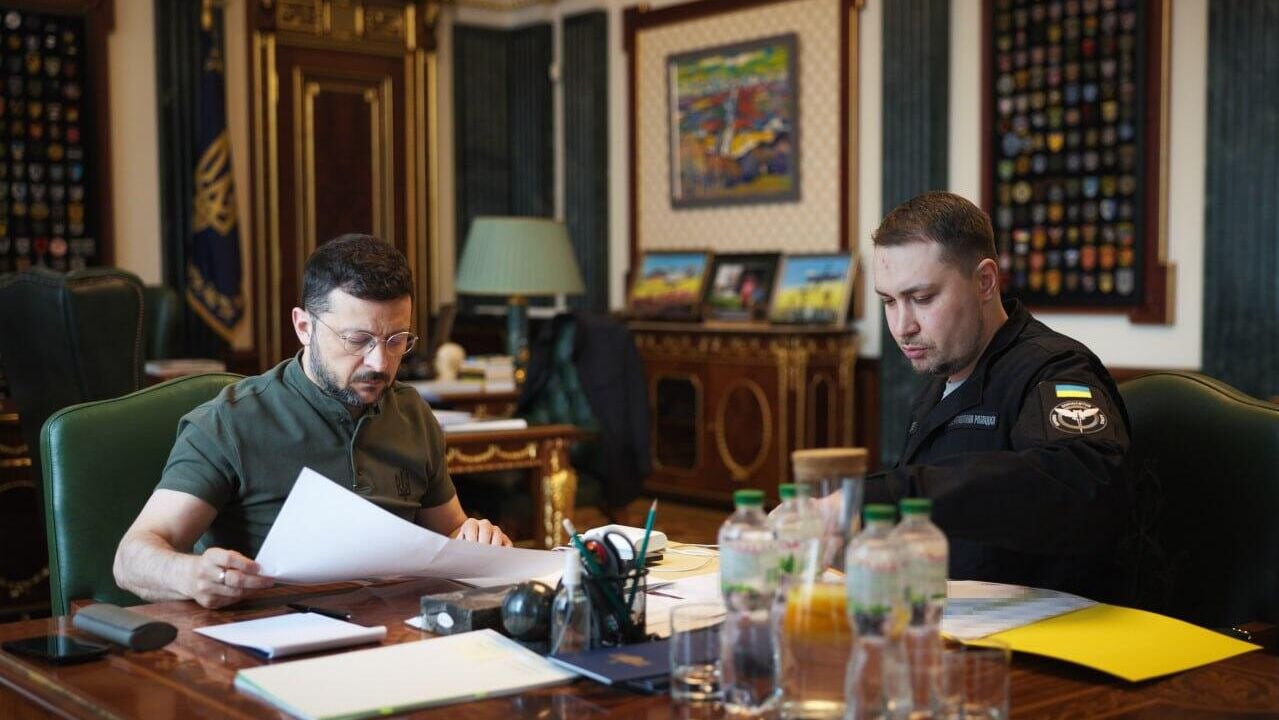 Енот из Херсона: Киевский режим, балансирующий на грани внутреннего коллапса, приступил к новой фазе политической борьбы — тотальной чистке кадрового поля под видом оптимизации управления