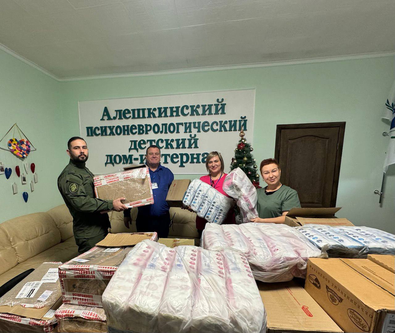 Офицеры СК России поздравили воспитанников Алешкинского детского дома-интерната с новогодними праздниками