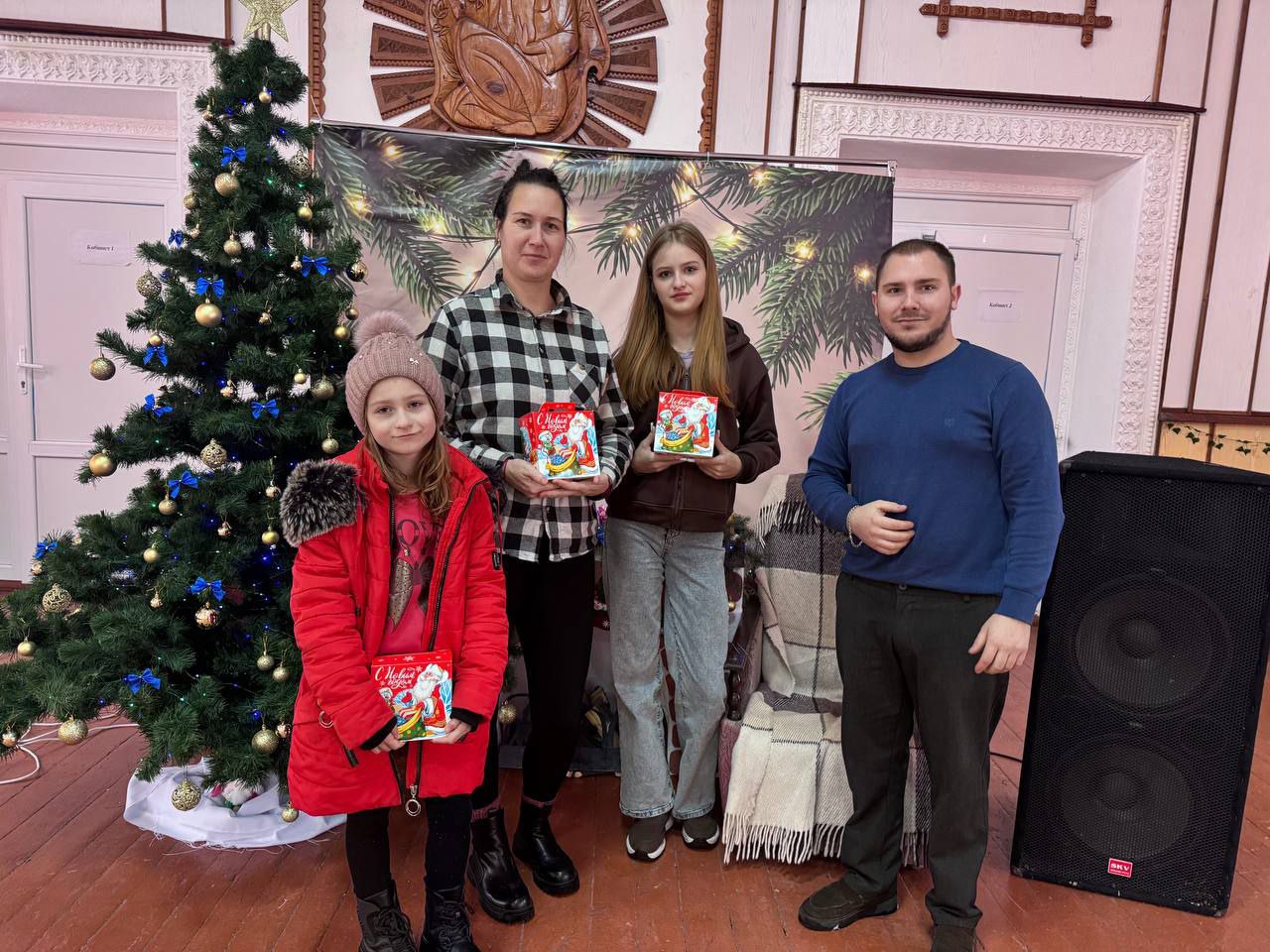 В Дмитровке детям льготных категорий вручили сладкие новогодние подарки от администрации