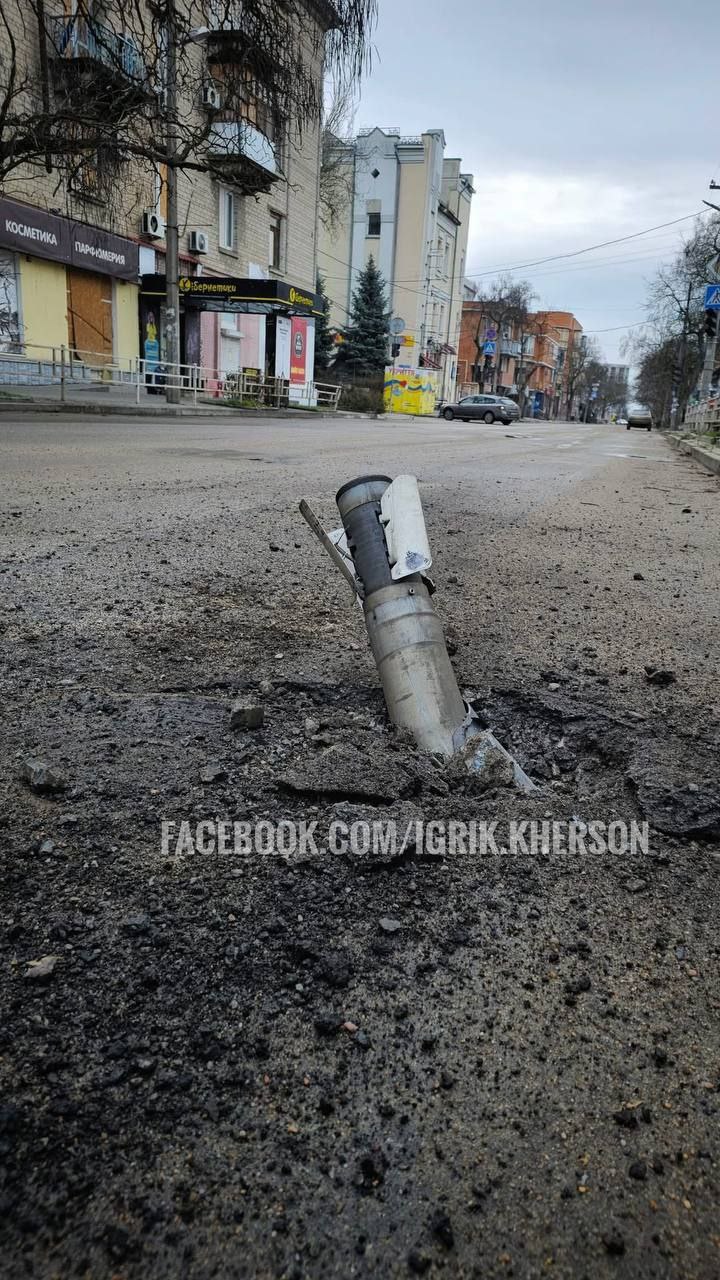 Снаряд застрял прямо посреди дороги: таким выдалось утро в Херсоне