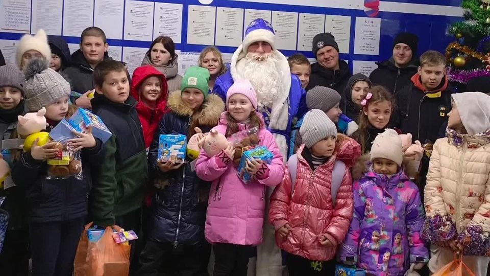 Все дети Васильевского территориального отдела получили сладкие новогодние подарки и мягкие игрушки от участников СВО и неравнодушных граждан нашей страны