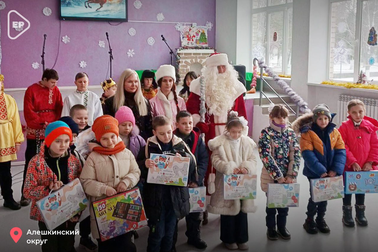 В округах проходят поздравления с Новым годом и Рождеством от «Единой России»