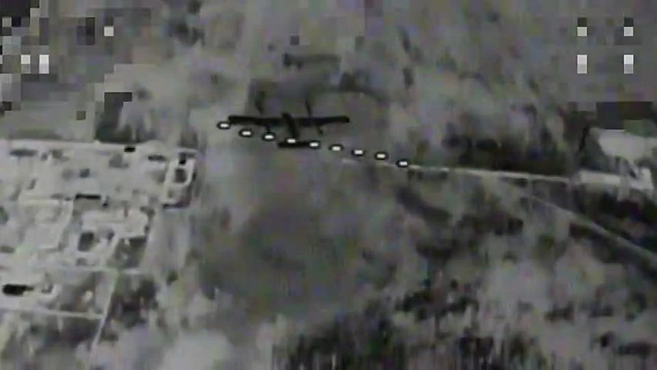 ГЕРОИ ВОЗДУХА РАЗРУШАЮТ ВРАГА!