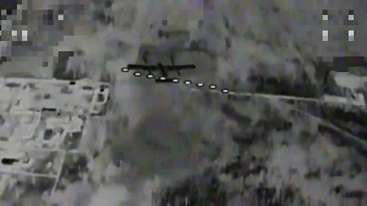 ГЕРОИ ВОЗДУХА РАЗРУШАЮТ ВРАГА!