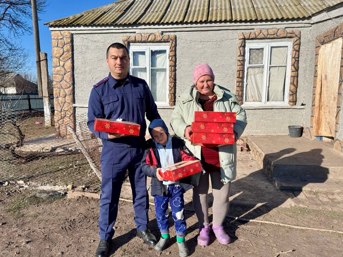 Офицеры СК России поздравили с новогодними праздниками многодетные семьи Новотроицкого округа