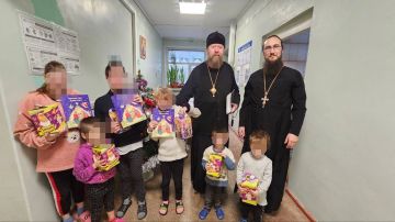 Священнослужители поздравили с Рождеством Христовым пациентов детского отделения Скадовской ЦРБ