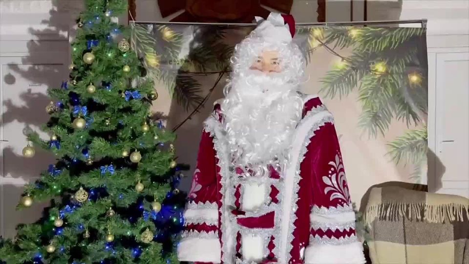 Работники культуры и участники творческих коллективов села Дмитровка поздравляют всех с новогодними праздниками и подготовили душевное видеообращение