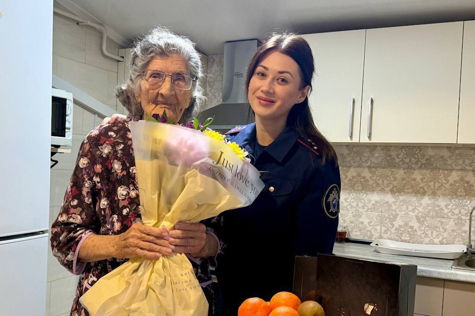 Следователи поздравили с Новым годом и Рождеством 96-летнего ветерана Херсонщины