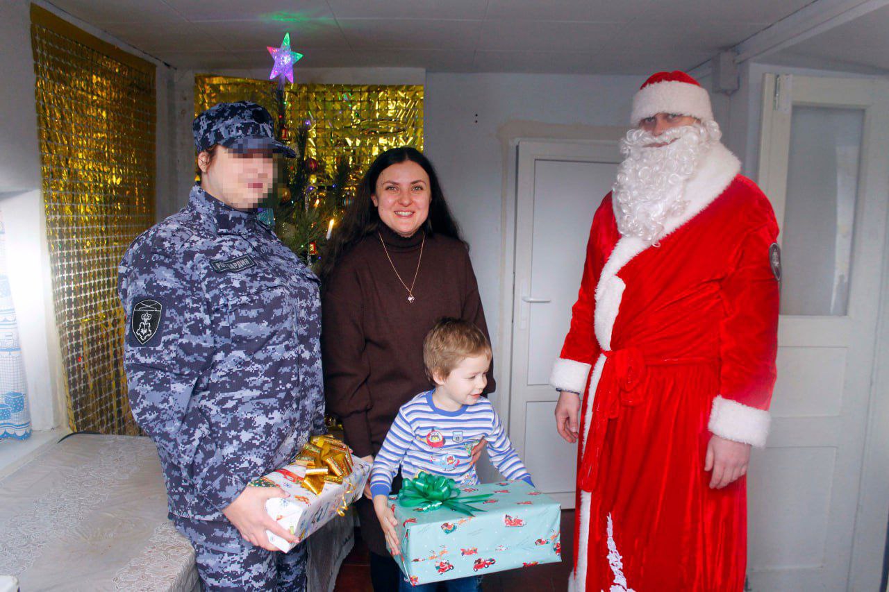 В Херсонской области росгвардейцы продолжают радовать детей в рамках акции «Елка желаний»