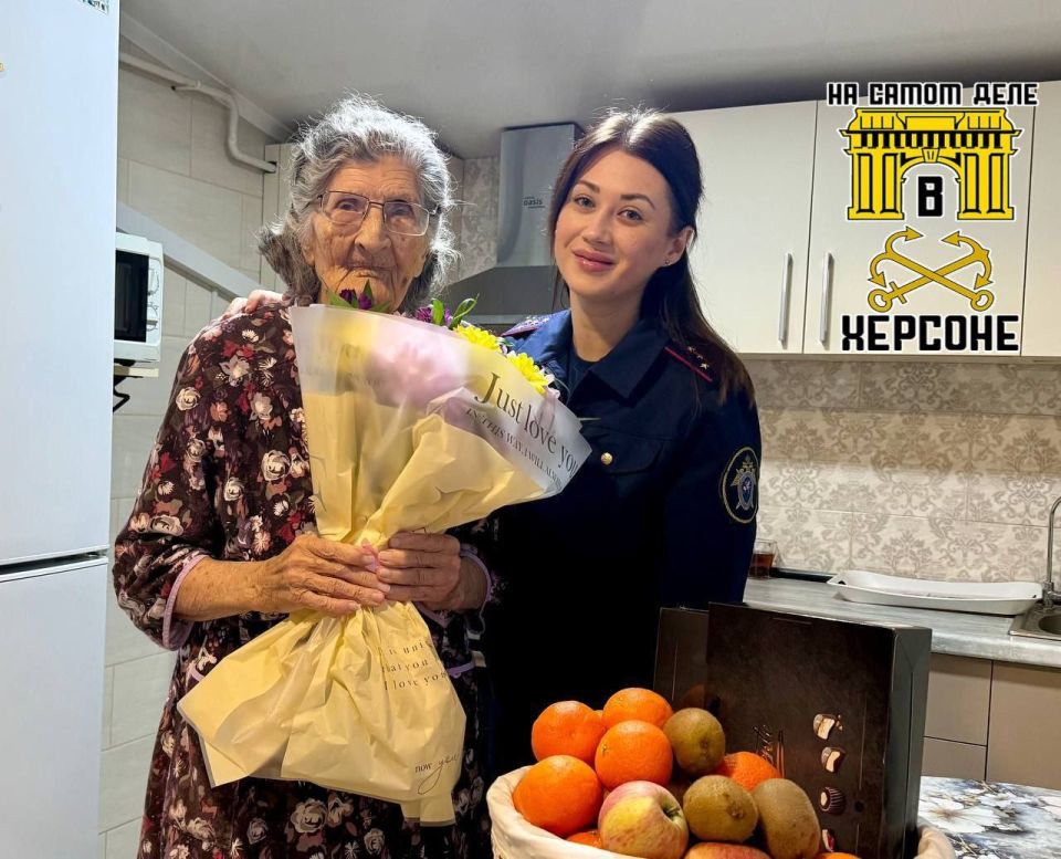 Низкий поклон герою! Следователи поздравили ветерана ВОВ с Новым годом!