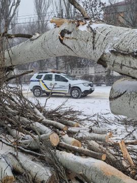 А на том берегу.... Правобережье Херсонщины: дневной обзор новостей Правобережье засыпало снегом, "вынеся" на улицу коммунальщиков и детей кое-где
