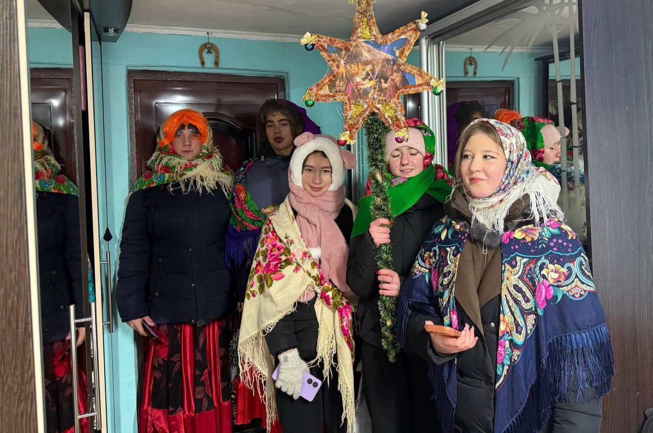 Посмотрите, как колядовали школьники в Костогрызово