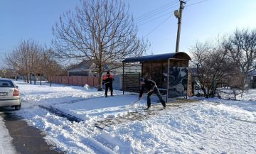 Чистые и безопасные улицы: коммунальщики убирают снег