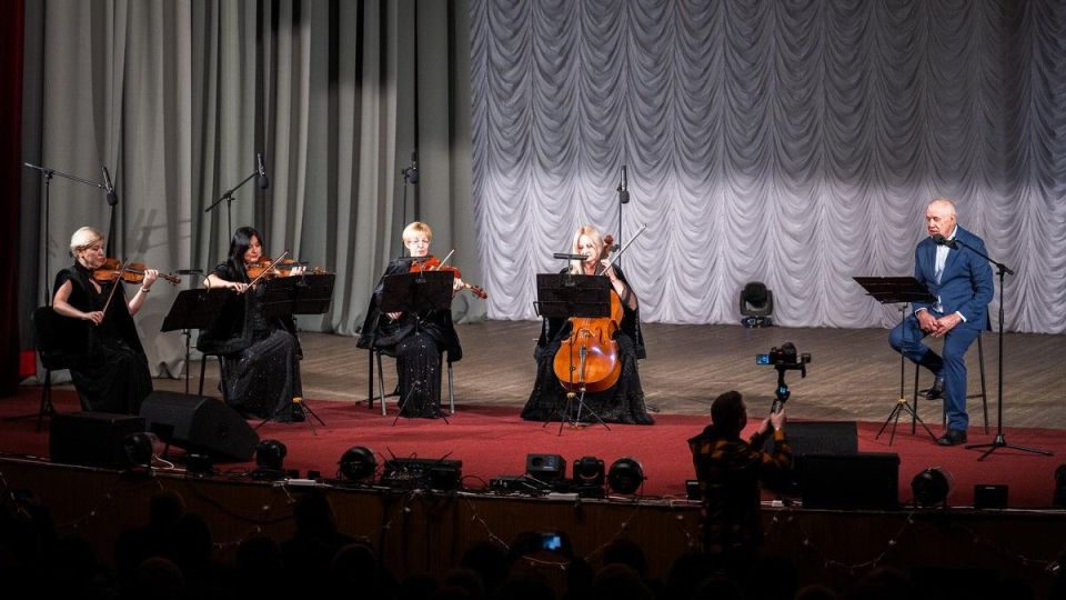 Сергей Гармаш привез Чебурашку в Херсонскую область