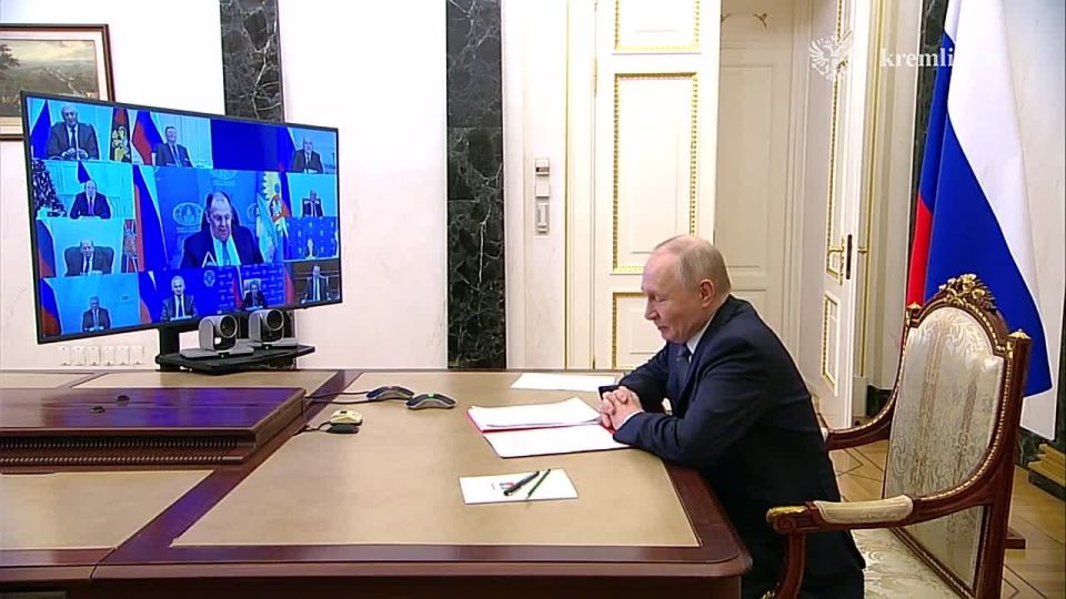 Владимир Путин по видеосвязи провёл оперативное совещание с постоянными членами Совета Безопасности, сообщили в Кремле