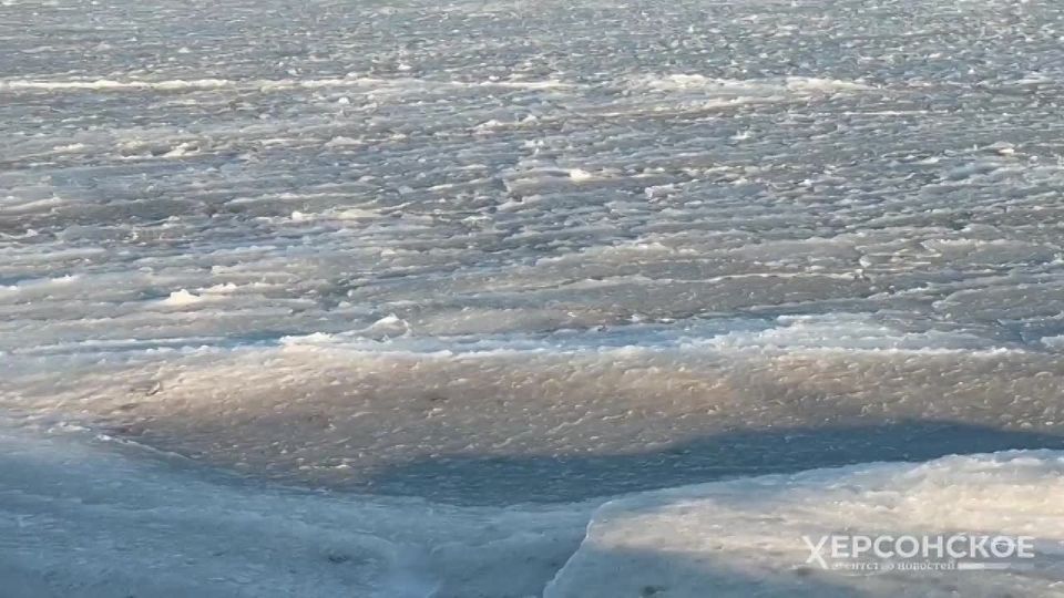 Азовское море замерзло возле Геническа