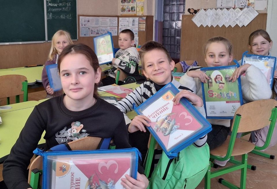 Мордовия вручила подарки учащимся Мирненской школы