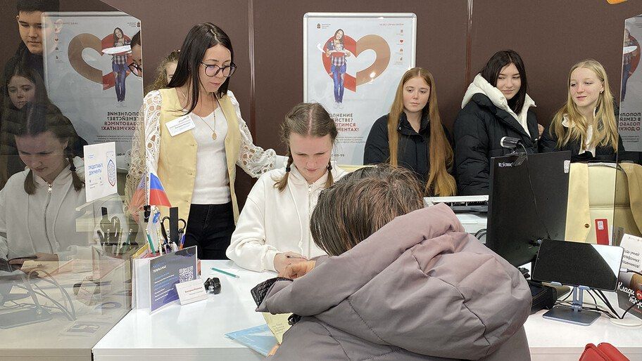 Школьники Херсонской области узнали о работе МФЦ на профориентационной экскурсии