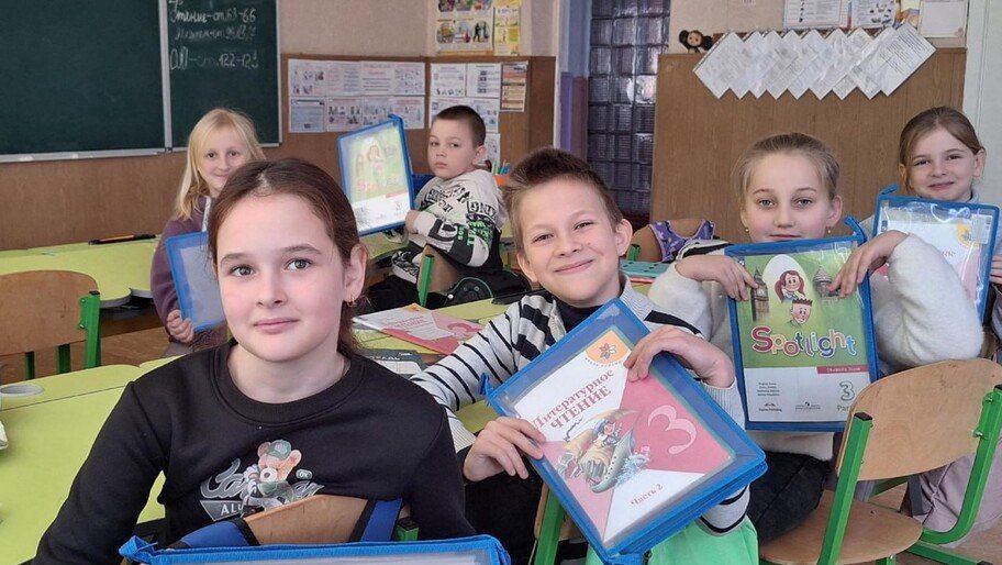 Мордовия передала канцтовары учащимся из Херсонской области