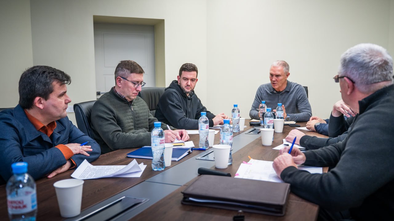 На совещании в Херсонской области приняли решения по школьным автобусам, свалкам и бесхозному имуществу