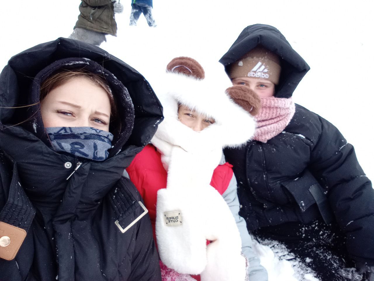 Школьные будни Первых. Сразу после уроков Первые Таврийской школы выбегают на улицу, чтобы насладиться полноценной зимой