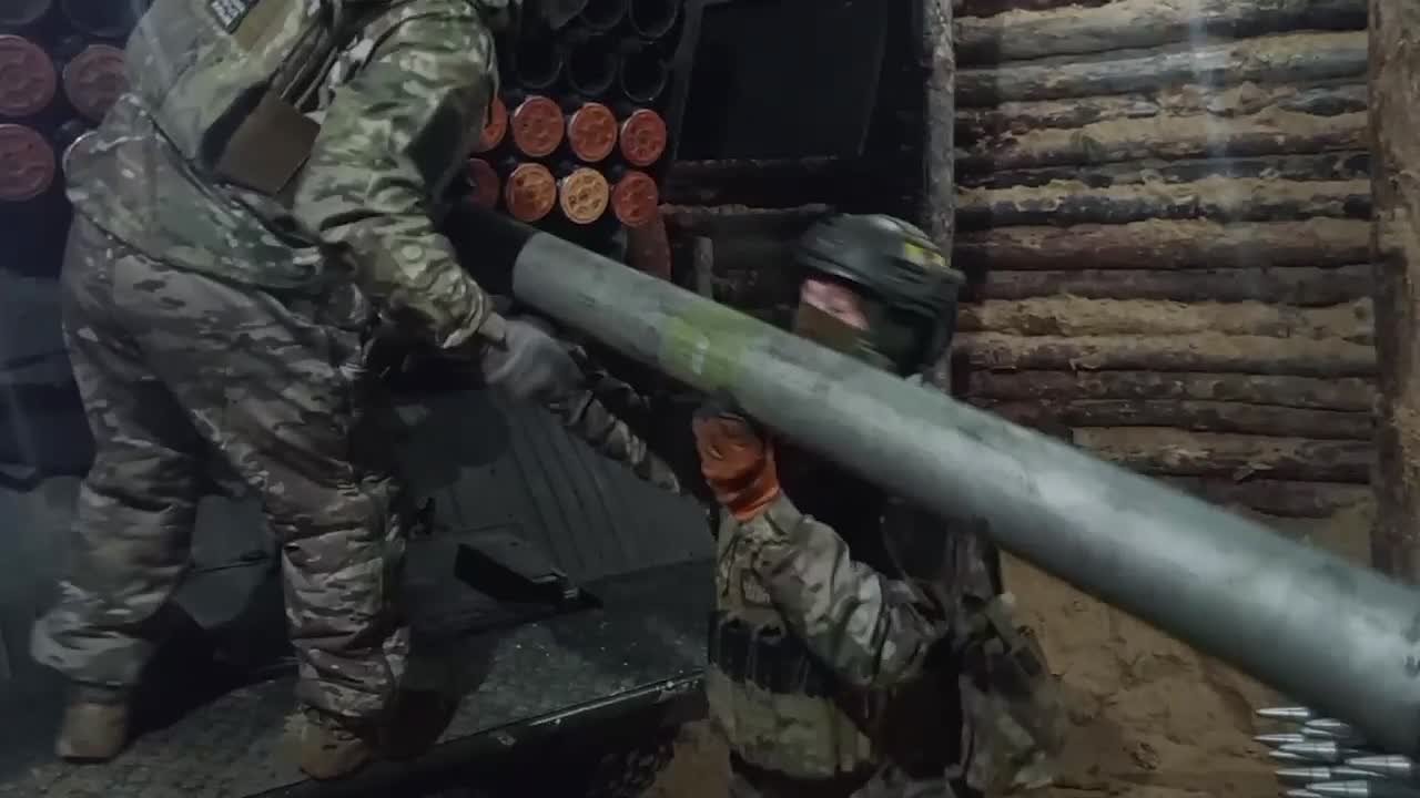 Енот из Херсона: Расчеты РСЗО «Град» гвардейского артиллерийского полка (группировка «Днепр») наносят удары по позициям ВСУ на правом берегу Днепра в Херсонской области