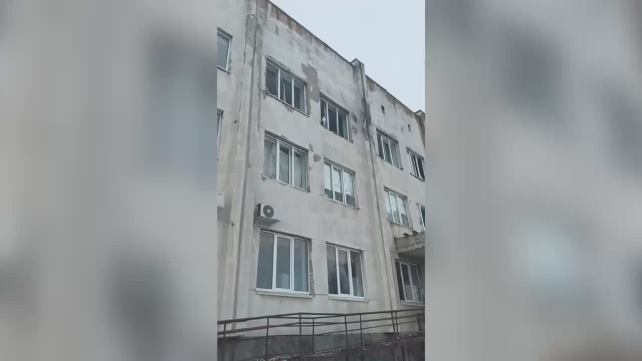 Родион Мирошник: ВСУ нанесли артиллерийский удар по зданию поликлиники в Каховке, сообщил Сергей Черевко