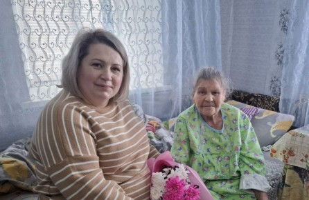 Ветеран — наша гордость! Единая Россия поздравила с 98-летием жительницу Павловки