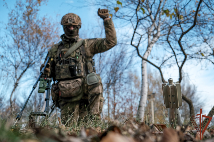 Командующий группировкой войск национальной гвардии на южном направлении вручил награды специалистам инженерной службы в зоне СВО