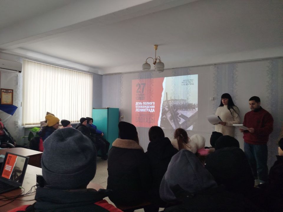 В Вольновском Доме Культуры, совместно с первичным отделением партии Единая Россия, был организован тематический вечер "Блокадный хлеб" и акция "Хлеб и война"