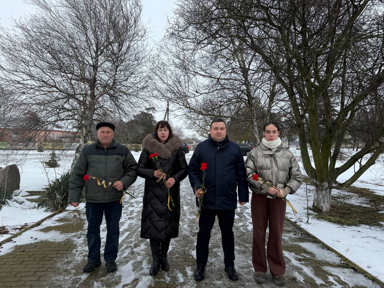 Секретарь Голопристанского местного отделения «Единой России» Виталий Титаренко совместно с председателем Совета депутатов Людмилой Чебан и заместителем председателя Виталием Кравчуком возложили цветы в память о полном...