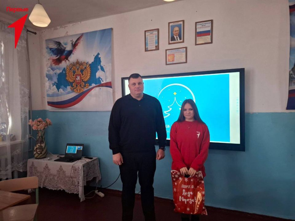 Первые Верхнесерогозской школы получили подарки от «Елки желаний»