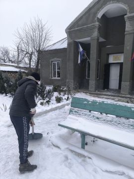 Уборка снега в Князе-Григорьевке: помощь населению и благоустройство общественных мест