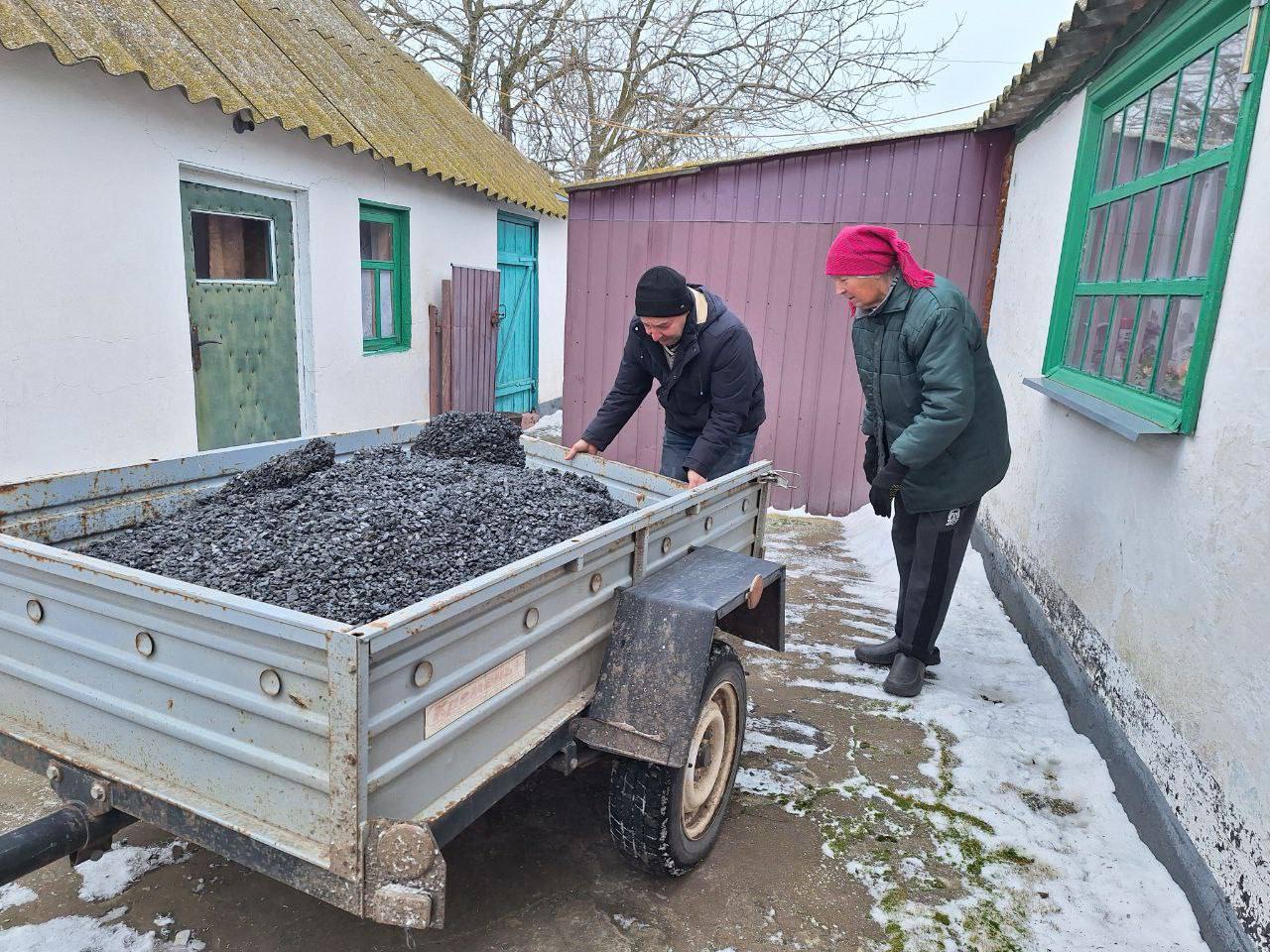 Активисты первички Единой России в Новосемёновке Ивановского округа обеспечила доставку угля одинокой пенсионерке, имеющей ограниченные возможности здоровья