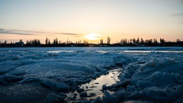 Зимние объятия льда, сковывающие Азовское море — удивительная и нечастая картина для наших тёплых южных широт