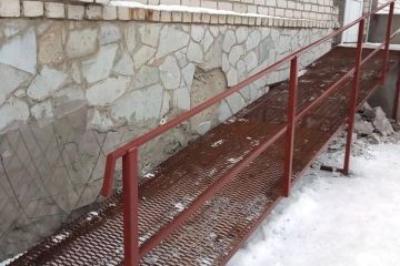 В Чаплинке после вмешательства прокуратуры установили пандус для инвалидов