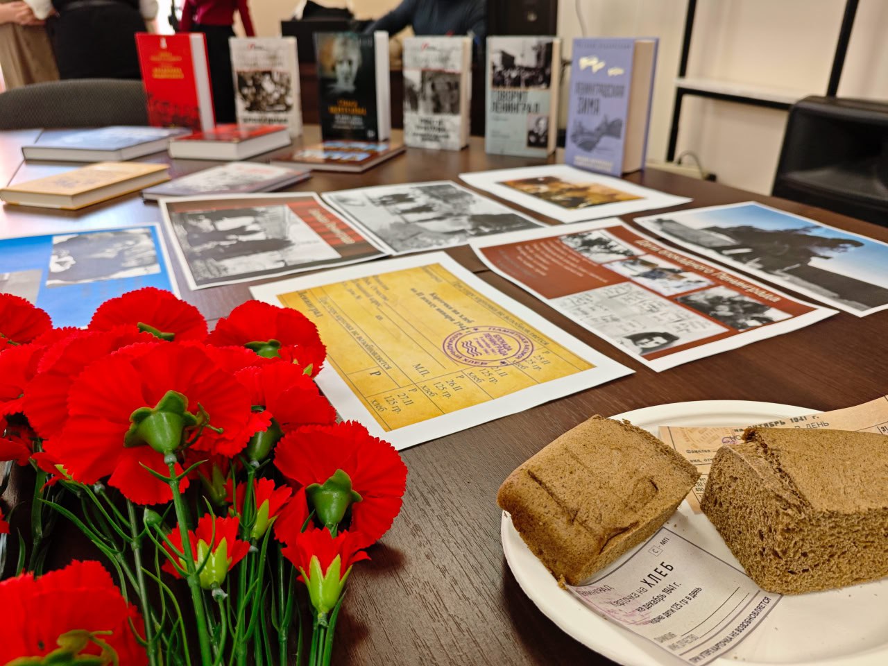 По инициативе Администрации Новотроицкого муниципального округа в Новотроицкой школе №1 сотрудниками Новотроицкой центральной библиотеки было организовано мероприятие, посвященное трагическим событиям блокады Ленинграда