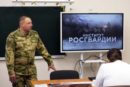 Росгвардейцы провели урок профориентации для будущих выпускников в Херсонской области