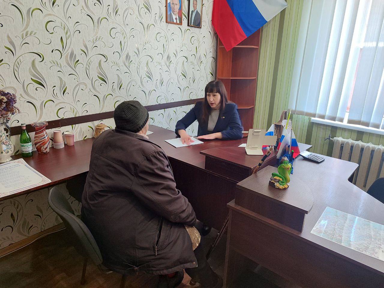 Председатель Совета депутатов Голопристанского МО Людмила Чебан встретилась с жителями в рамках личного приема граждан