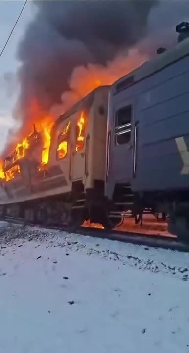 Хохлы воют, что ВС РФ ударили дронами по пассажирскому составу с мирными жителями