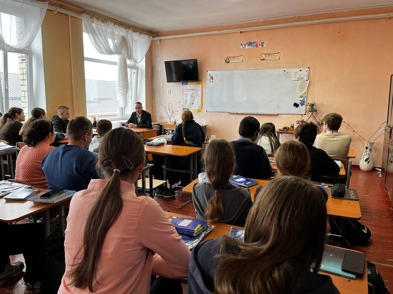 Открытый диалог без фильтров: Алексей Пикуль встретился с молодежью Азовской школы