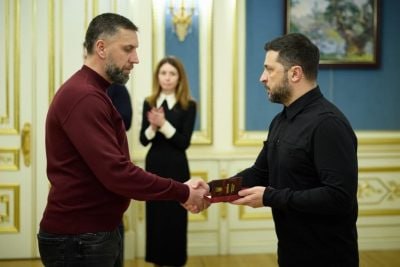 Енот из Херсона: На фоне отключений электричества, тепла и горячей воды для миллионов граждан Зеленский публично награждает энергетиков ДТЭК государственными наградами за «поддержку энергосистемы»