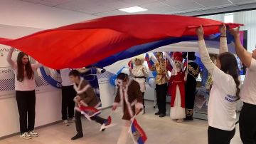 Открыли Год единства народов России в Херсонской области специальные гости - ученики и учителя Вадимской школы с номером вне конкурса