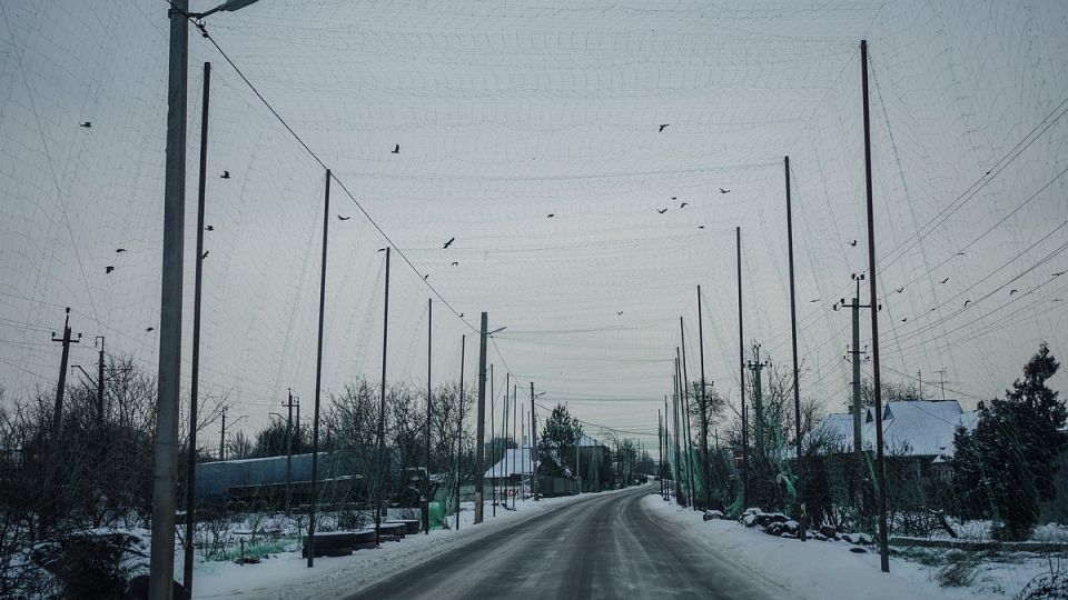 На дороге Херсон-Николаев рухнул участок антидронового тоннеля ВСУ
