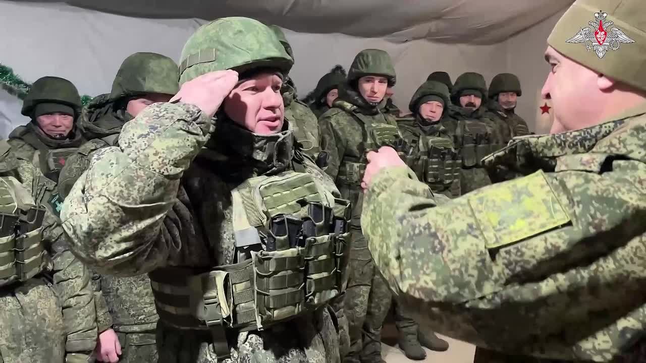 Минобороны России: В тыловом районе Херсонской области добровольцам отряда «БАРС-4» группировки «Днепр» вручили государственные награды и знаки отличия Министерства обороны Российской Федерации