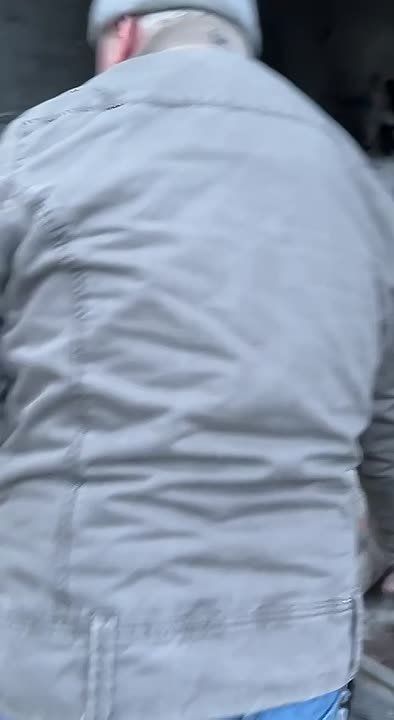 Валерия Петрусевич: Выгружаем строительные материалы в одном из детских домов в Херсонской области